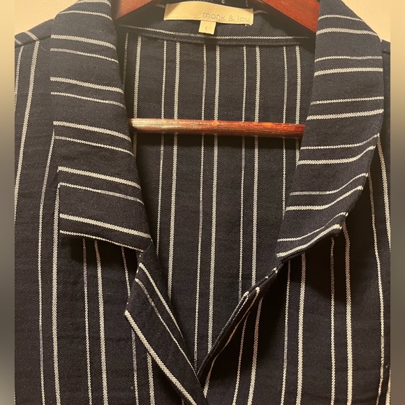 Linen button down shirt. Cropped - Picture 2 of 2